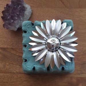 Mod flower brooch vintage